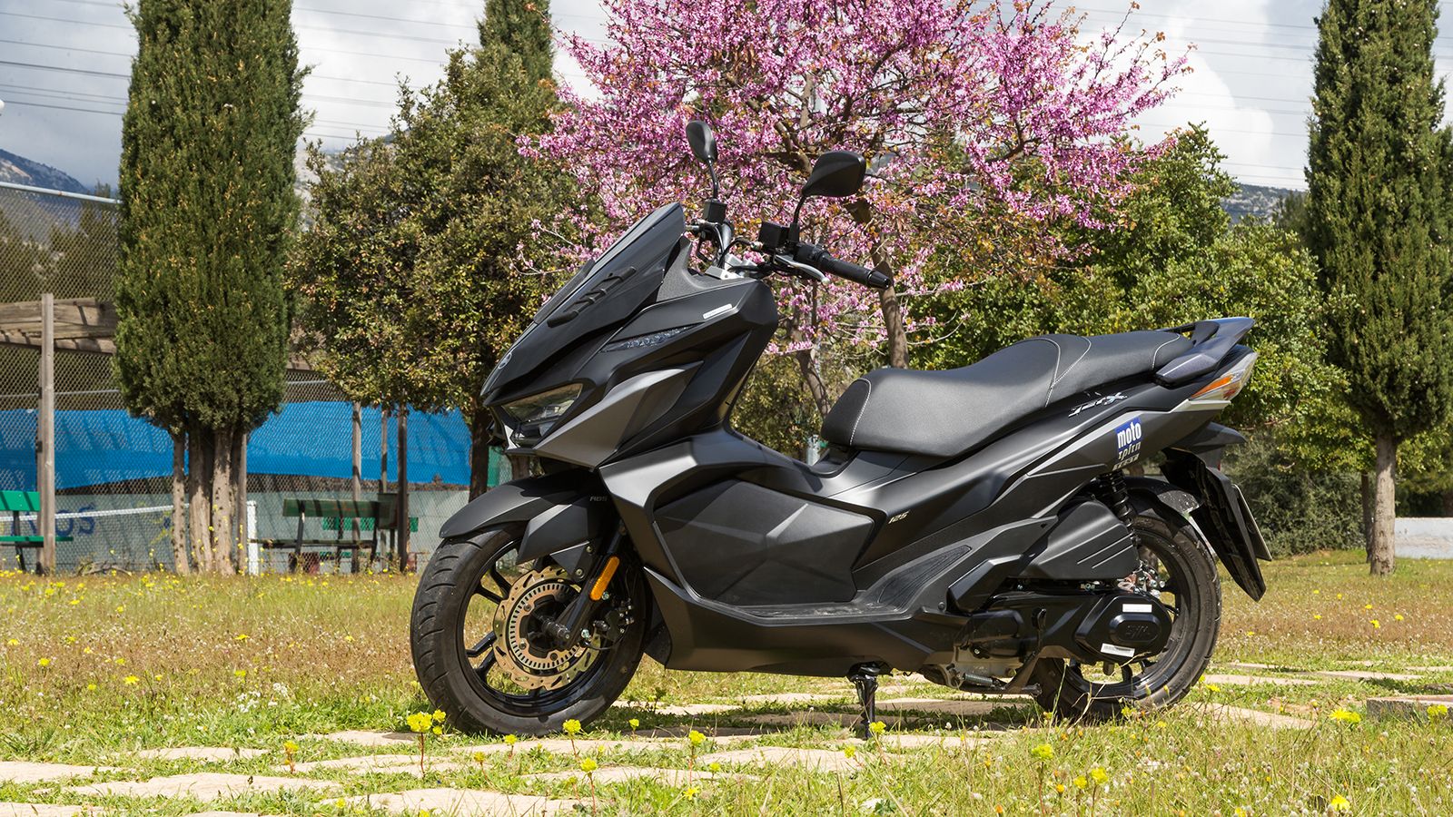 Το SYM Jet X 125 ABS/TCS διατίθεται στην ελληνική αγορά σε ποικιλία χρωματισμών, με τιμή που ξεκινά από 2.995 ευρώ, συνδυάζοντας τεχνολογία, άνεση και